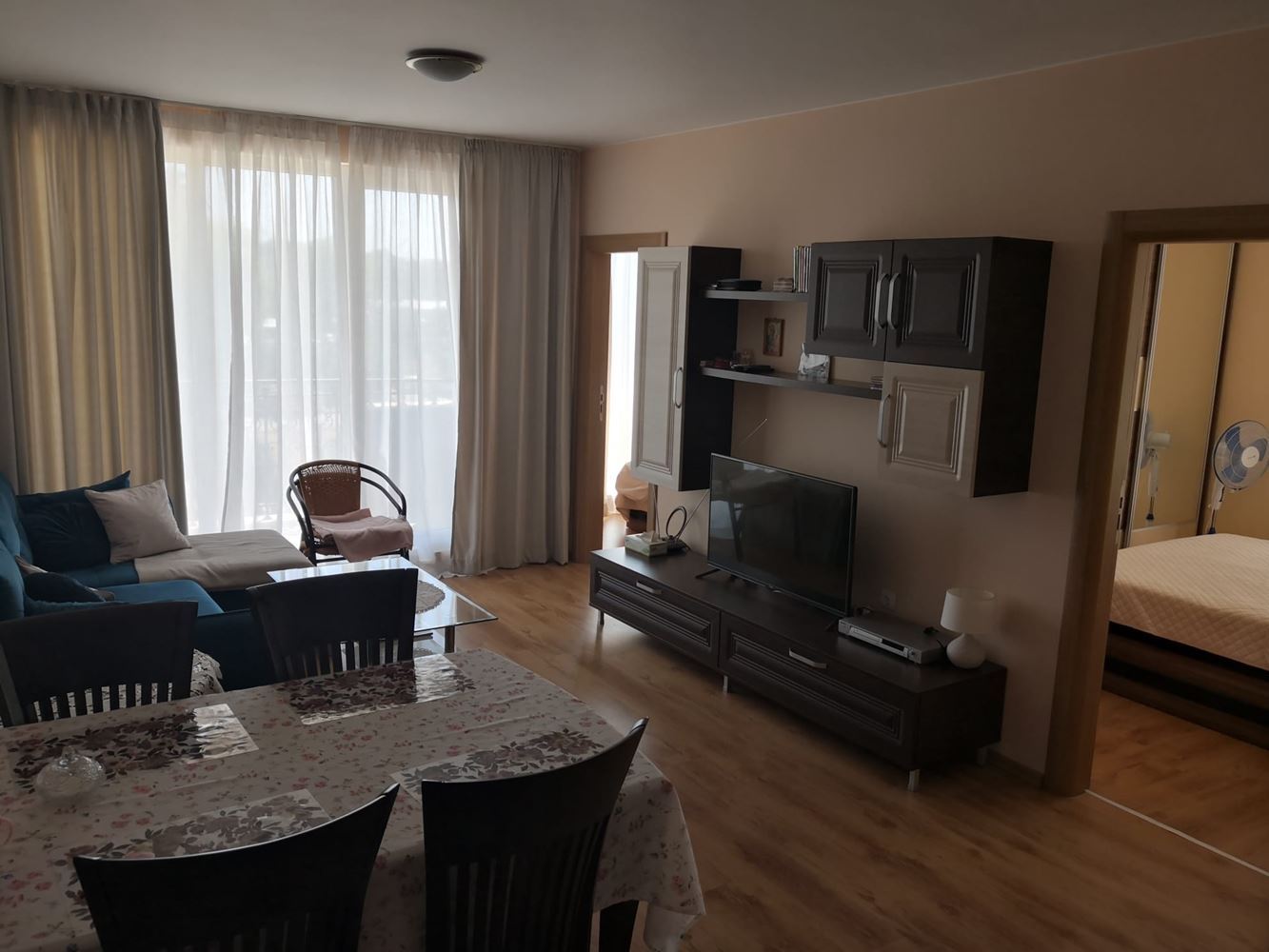 Geräumiges Apartment mit zwei Schlafzimmern und Blick auf den Pool und den Garten – vollständig möbliert in einer modernen Anlage in Sonnenstrand