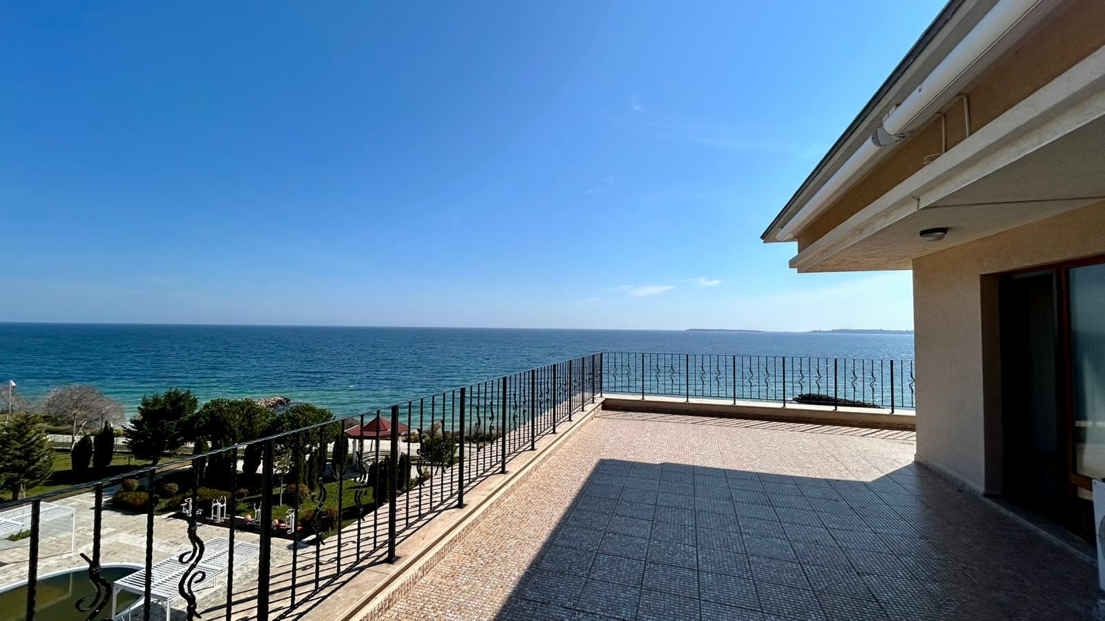 Sveti Vlas – Drei-Zimmer-Wohnung mit direktem Panoramablick auf das Meer in einer Anlage in erster Linie