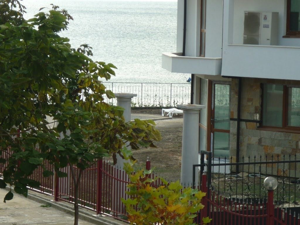Möblierte Zwei-Zimmer-Wohnung direkt am Strand mit Meerblick in Elenite
