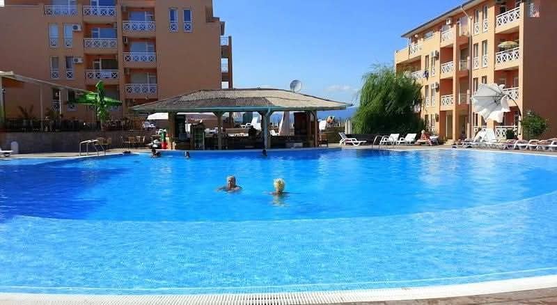 Gemütliche Zweizimmerwohnung mit Blick auf den Pool in einer hervorragend gepflegten Anlage – ideal für Urlaub und Investition