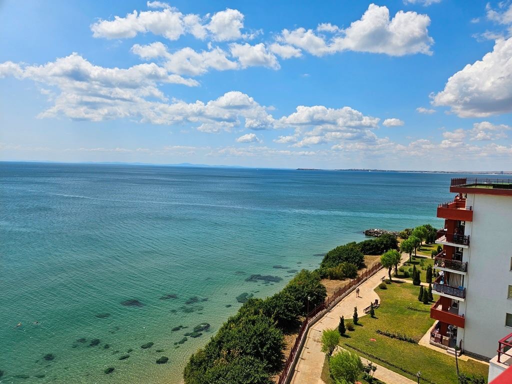 Luxuriöses Panoramaapartment in erster Meereslinie mit zwei Schlafzimmern und einer riesigen Terrasse