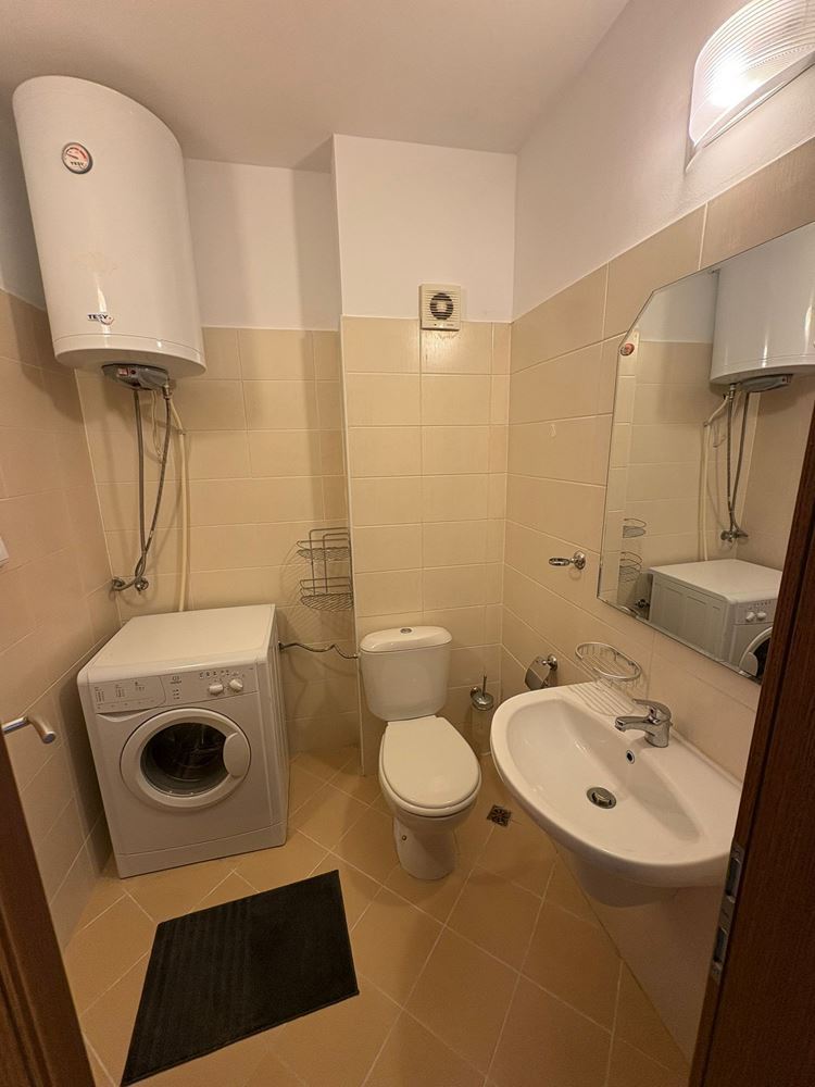 Panoramische Zwei-Zimmer-Wohnung in erster Meereslinie in Pomorie mit direktem Meerblick