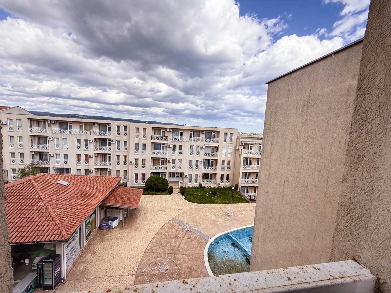 3-Zimmer-Wohnung mit Poolblick in einem gepflegten Komplex nahe Sonnenstrand