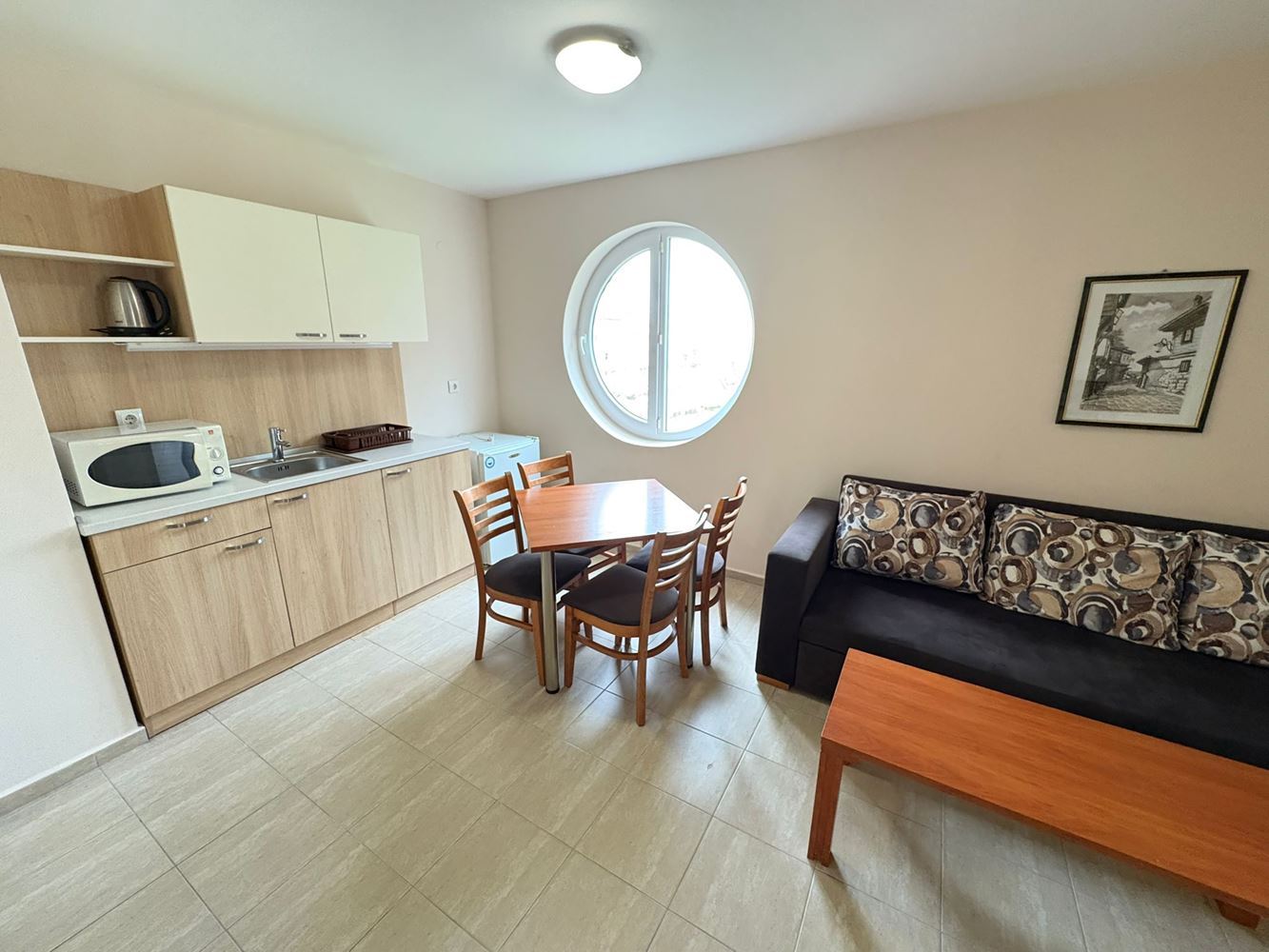 Geräumige Wohnung mit zwei Schlafzimmern, hervorragenden Annehmlichkeiten und bezugsfertig – perfekte Investition und komfortables Zuhause