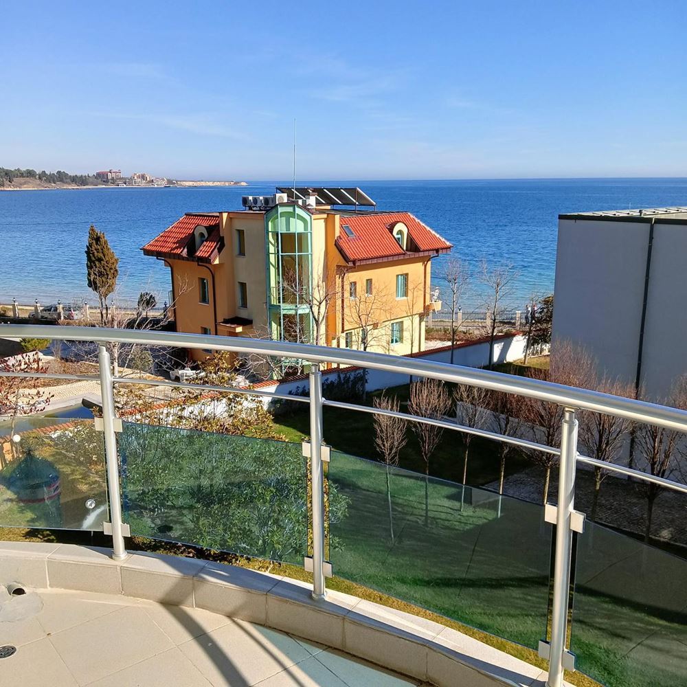 Geräumige Zwei-Zimmer-Wohnung mit Meerpanorama in Ravda – nur wenige Meter vom Strand entfernt, voll möbliert und mit ausgezeichnetem Investitionspotenzial