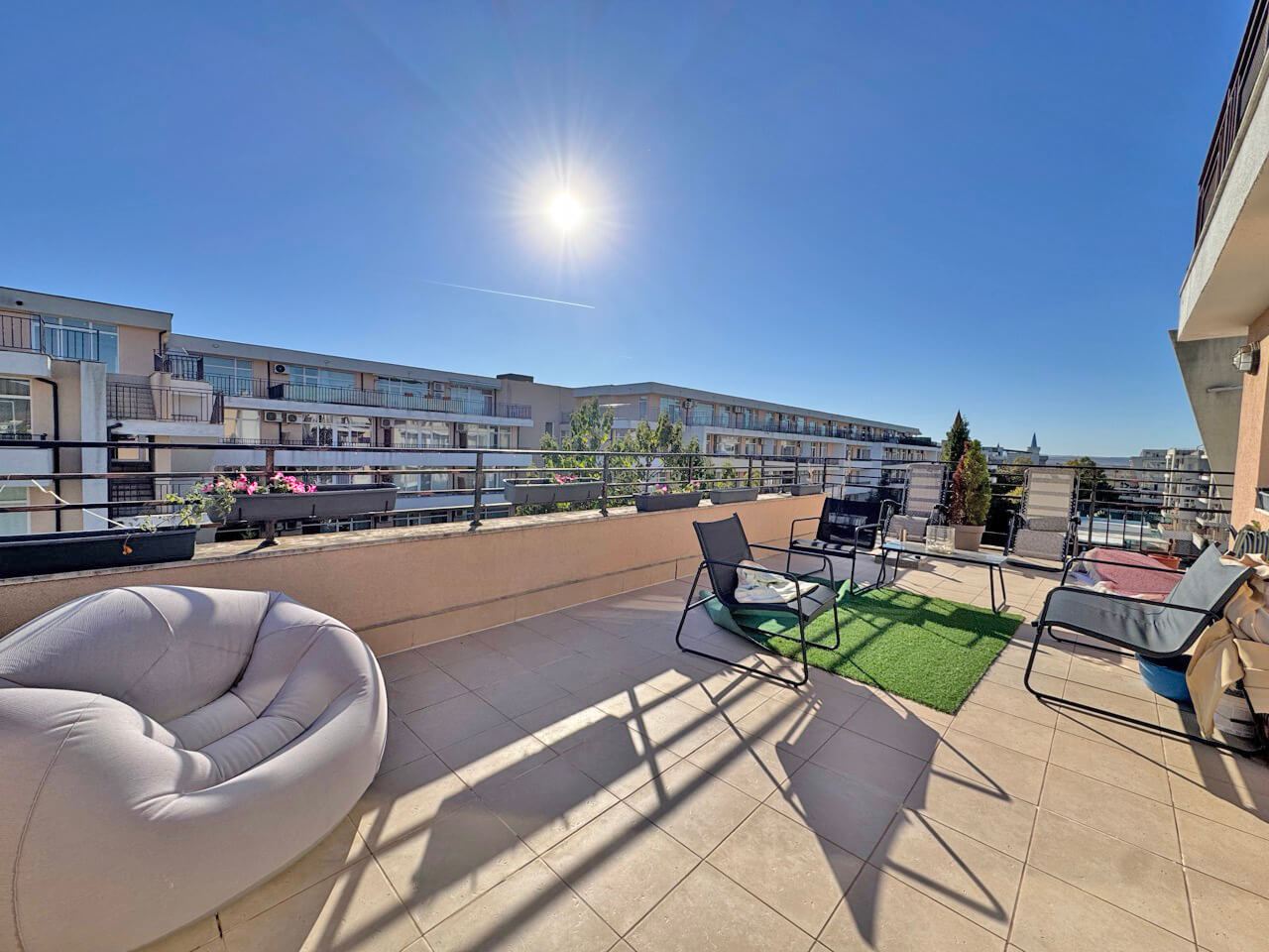 Luxuriöse Maisonette mit drei Schlafzimmern in Sonnenstrand – Großzügigkeit, Stil und Komfort. Niedrige Instandhaltungsgebühr!