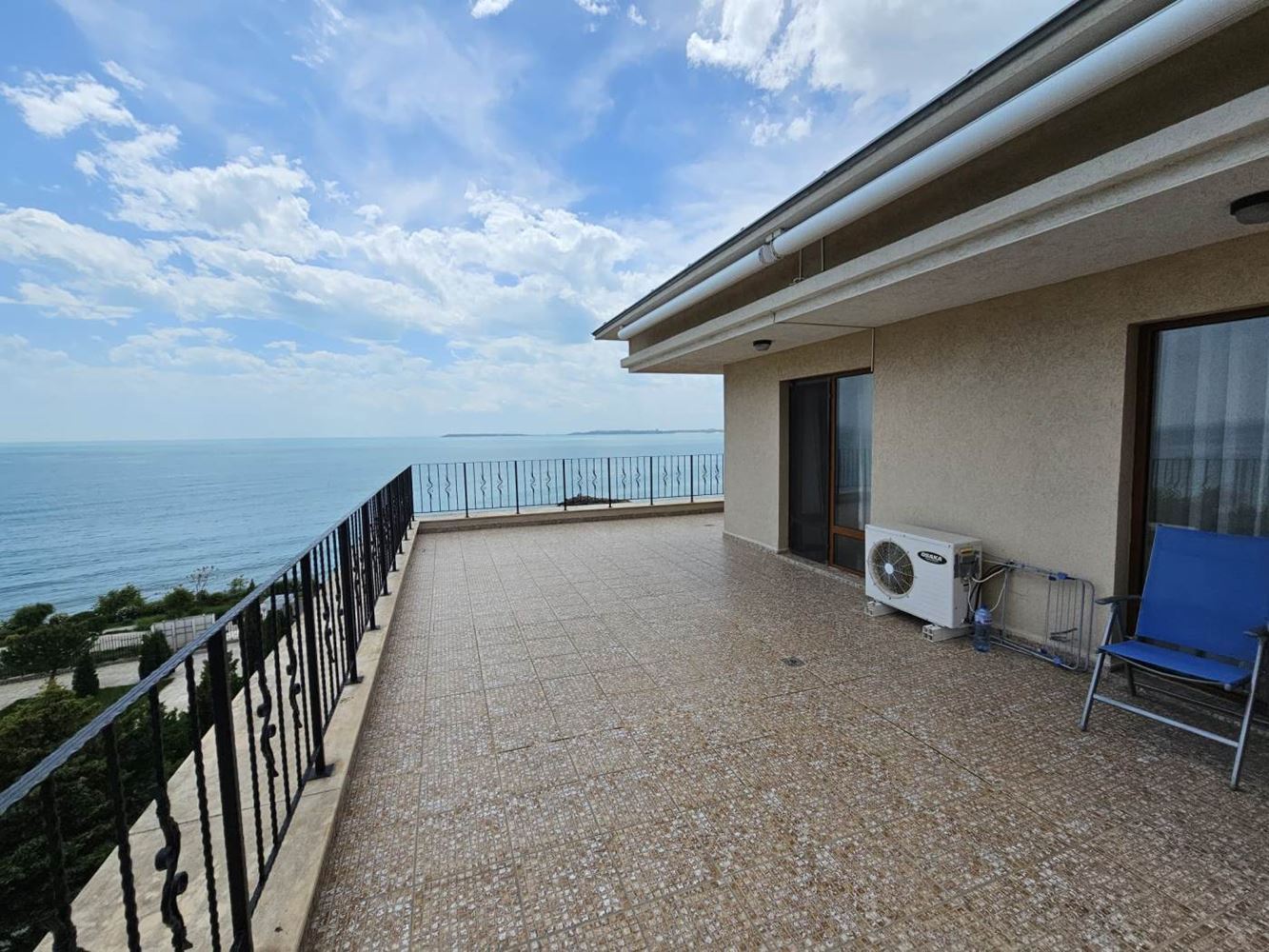 Sveti Vlas – Drei-Zimmer-Wohnung mit direktem Panoramablick auf das Meer in einer Anlage in erster Linie
