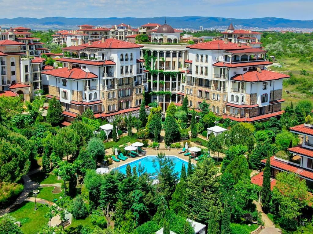 Luxuriöse 2-Zimmer-Wohnung in einer Anlage in Nessebar – 200 m vom Strand, Pool- und Gartenblick