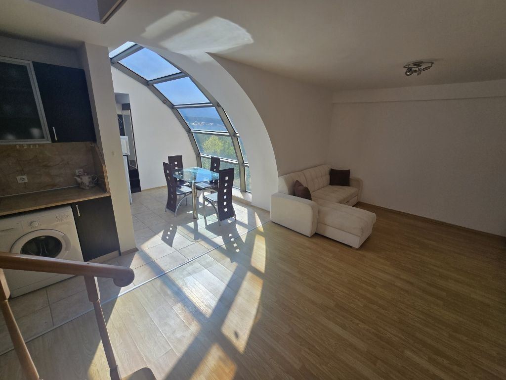 Geräumiges Maisonette-Apartment mit beeindruckender Fläche und ausgezeichneter Lage in Zarewo – nur wenige Meter vom Meer entfernt