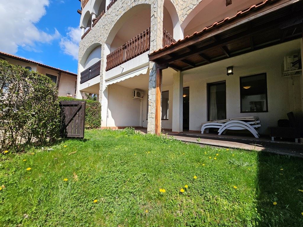 Luxus in erster Meereslinie – stilvolle Wohnung mit Veranda, privatem Garten und Meerblick in Sveti Vlas