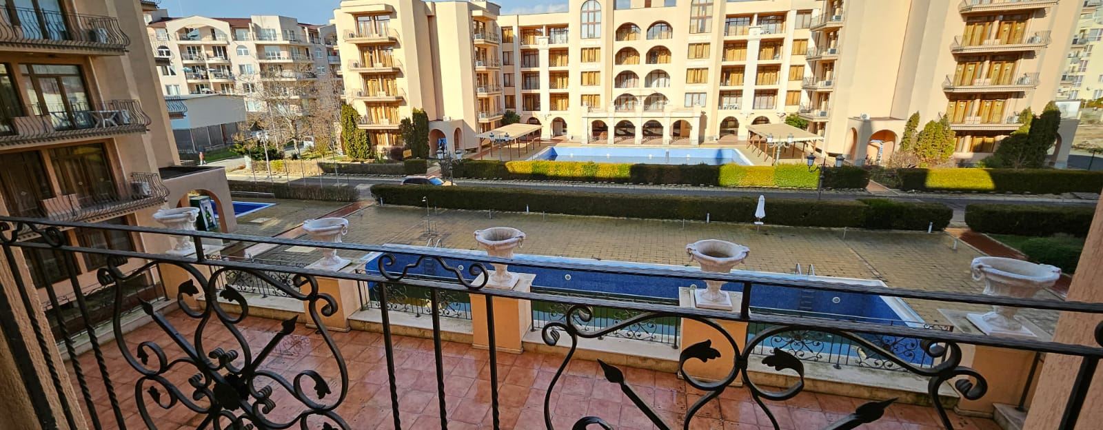 Geräumige 2-Zimmer-Wohnung mit Poolblick – möbliert, mit Akt 16 und bezugsfertig