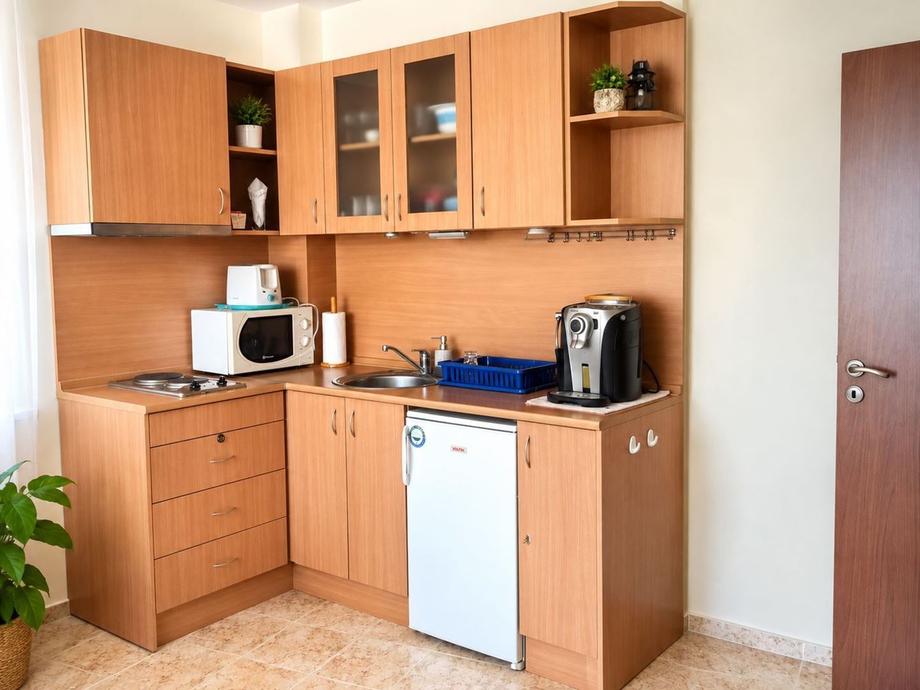 Meerblick vor dem Fenster und ein Swimmingpool vor dem Gebäude – Wunderschöne Wohnung in Ravda, sofort bezugsbereit