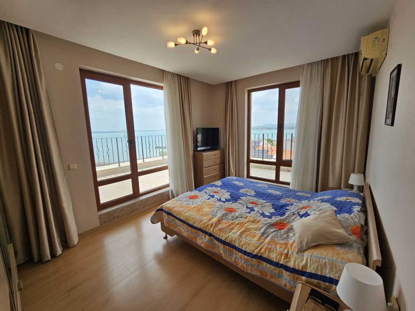 Sveti Vlas – Drei-Zimmer-Wohnung mit direktem Panoramablick auf das Meer in einer Anlage in erster Linie