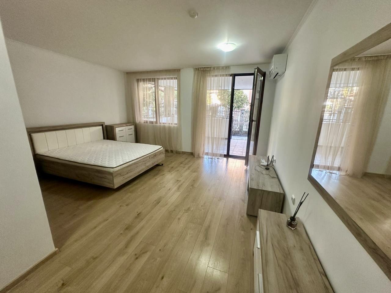 Geräumiges Erdgeschoss-Studio mit großer Terrasse und Möglichkeit zur Ein-Zimmer-Wohnung – Sicherheit und Komfort in Nessebar