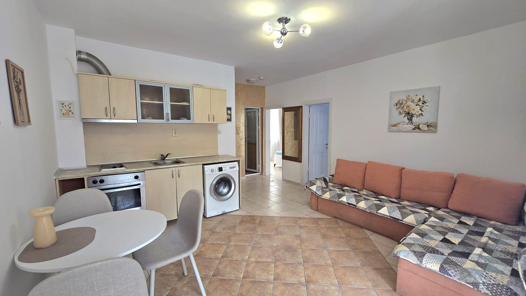 Drei-Zimmer-Wohnung mit Südausrichtung und Blick auf den Pool in Sonnenstrand
