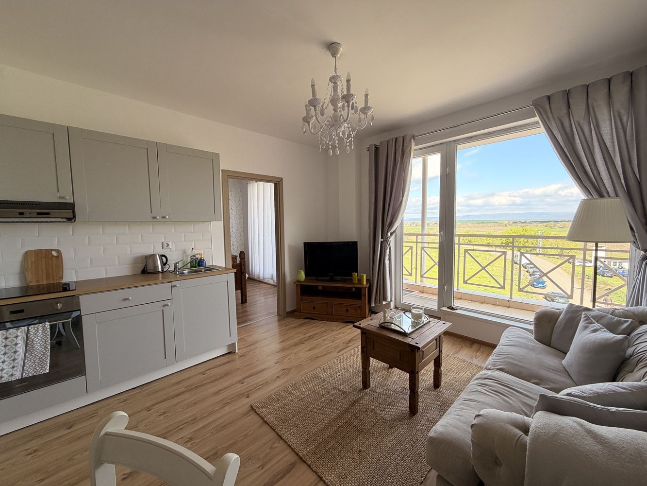 Drei-Zimmer-Wohnung mit Panoramaterrasse am Stadtrand von Sunny Beach – Komfort, Ruhe und Stil