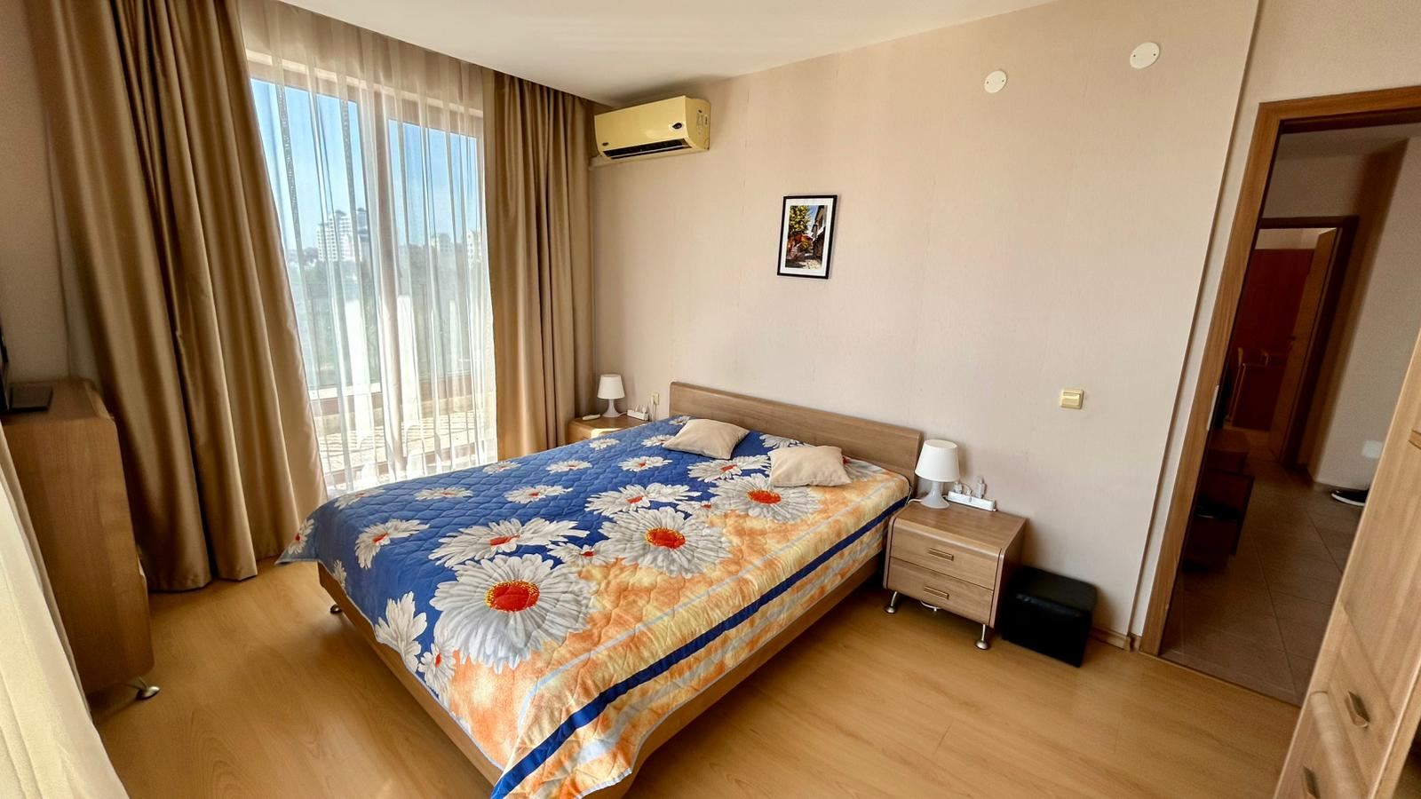 Sveti Vlas – Drei-Zimmer-Wohnung mit direktem Panoramablick auf das Meer in einer Anlage in erster Linie