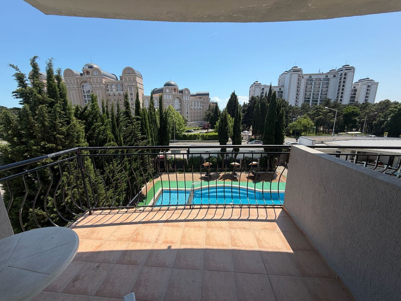 Helle und großzügige Wohnung mit einem Schlafzimmer und wunderschönem Poolblick an der Grenze zwischen Sonnenstrand und Sweti Wlas