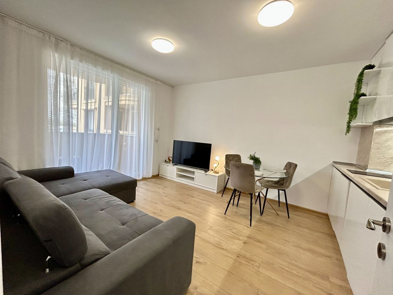 Zwei-Zimmer-Oase in einem neuen Luxuskomplex in Sonnenstrand – mit Poolblick
