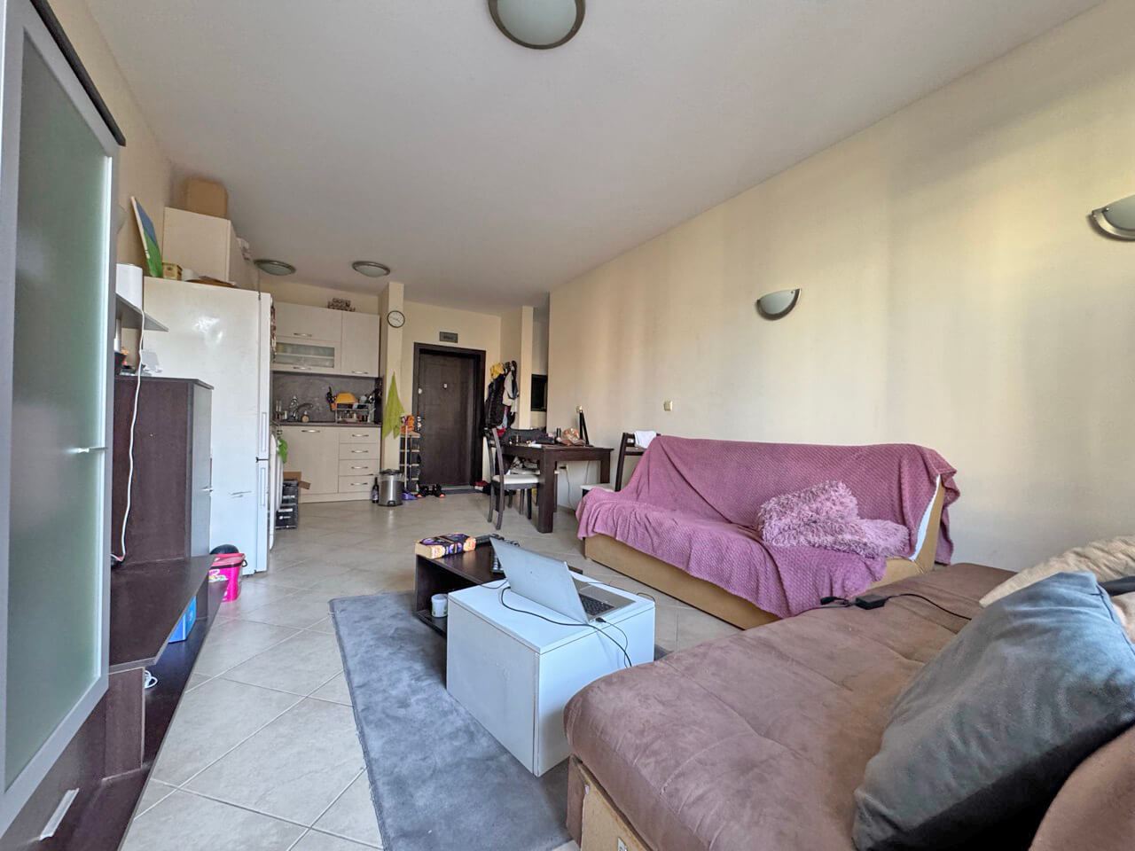 Geräumige Zwei-Zimmer-Wohnung mit niedriger Wartungsgebühr am Sonnenstrand