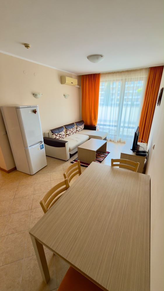 Geräumige Zweizimmerwohnung mit großer Terrasse und Poolblick in Sonnenstrand