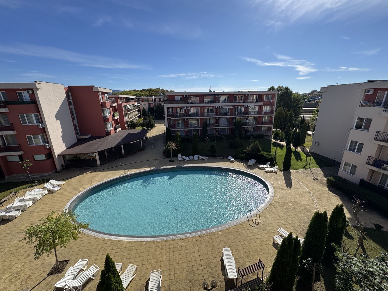 Studio mit Poolblick in einer Anlage mit hervorragender Infrastruktur in Sonnenstrand
