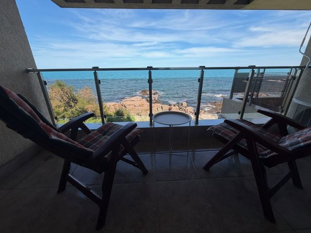 Geräumiges Appartment mit zwei Schlafzimmern in erster Meereslinie mit frontalem Panoramablick auf das Meer