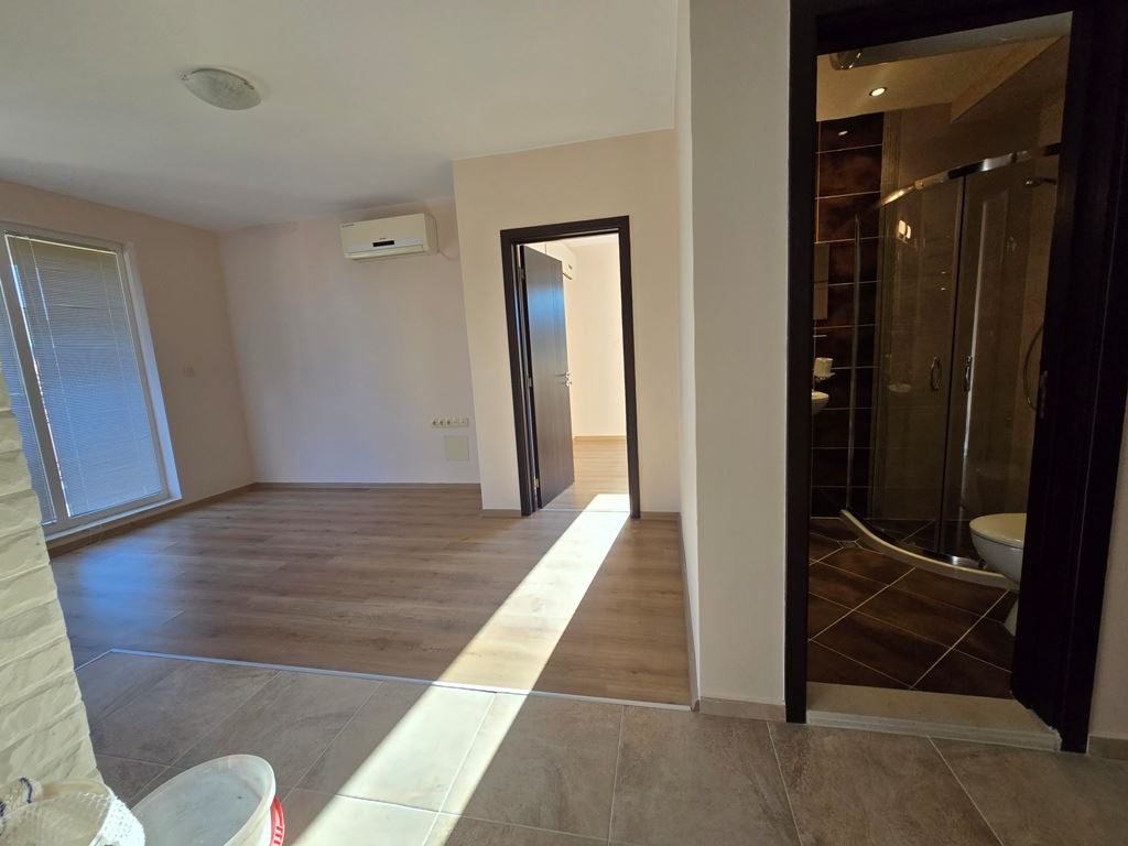Neue Wohnung mit einem Schlafzimmer in Pomorie – renoviert, bereit zur Möblierung, mit geräumigem Balkon und Grill