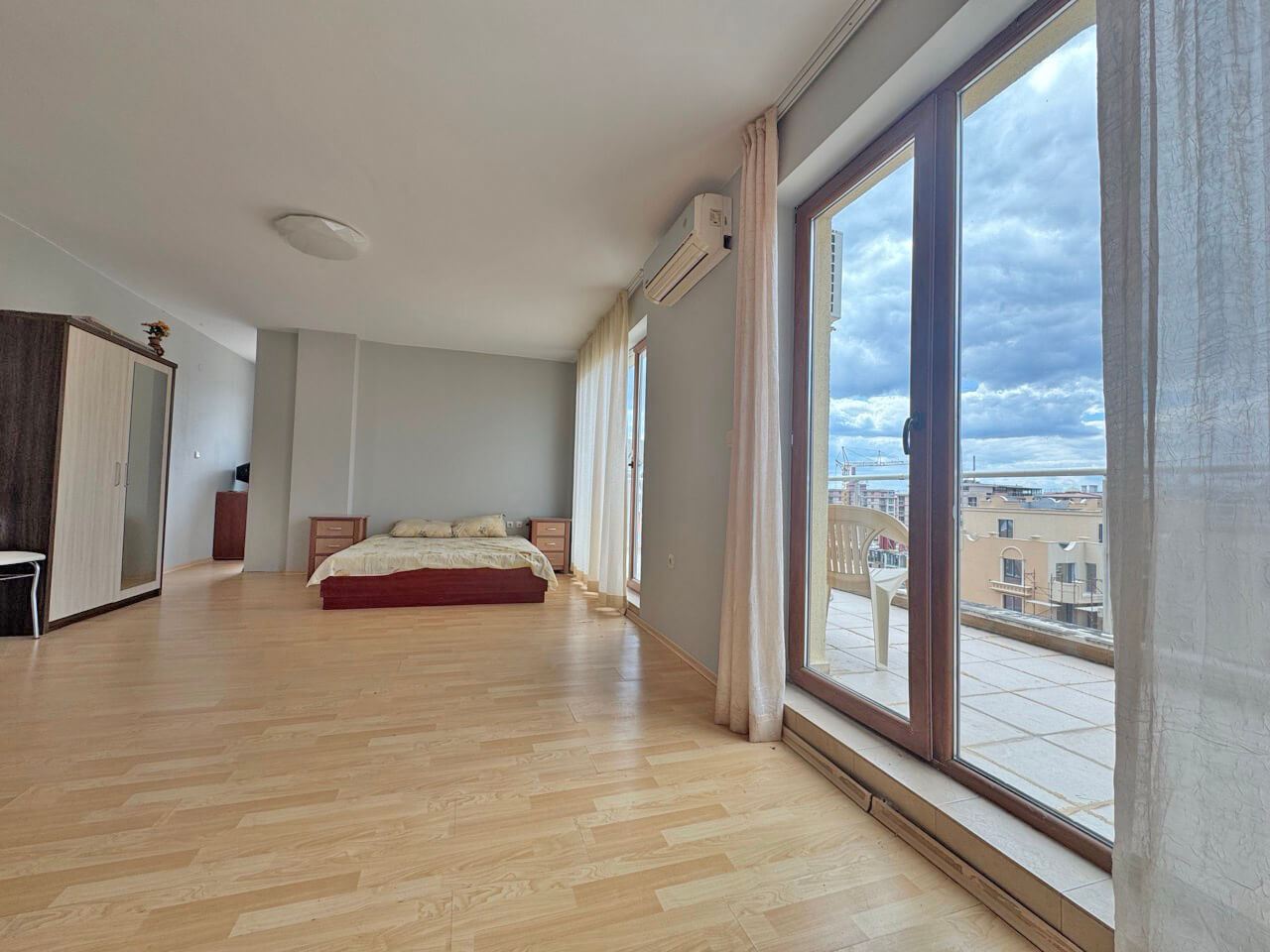 Panoramawohnung mit einem Schlafzimmer, großer Terrasse und offenem Blick – Sonnenstrand