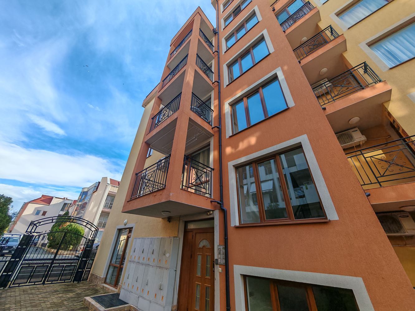 Zwei-Zimmer-Wohnung mit zwei Schlafzimmern in Sveti Vlas mit hervorragenden Annehmlichkeiten in einer geschlossenen Wohnanlage