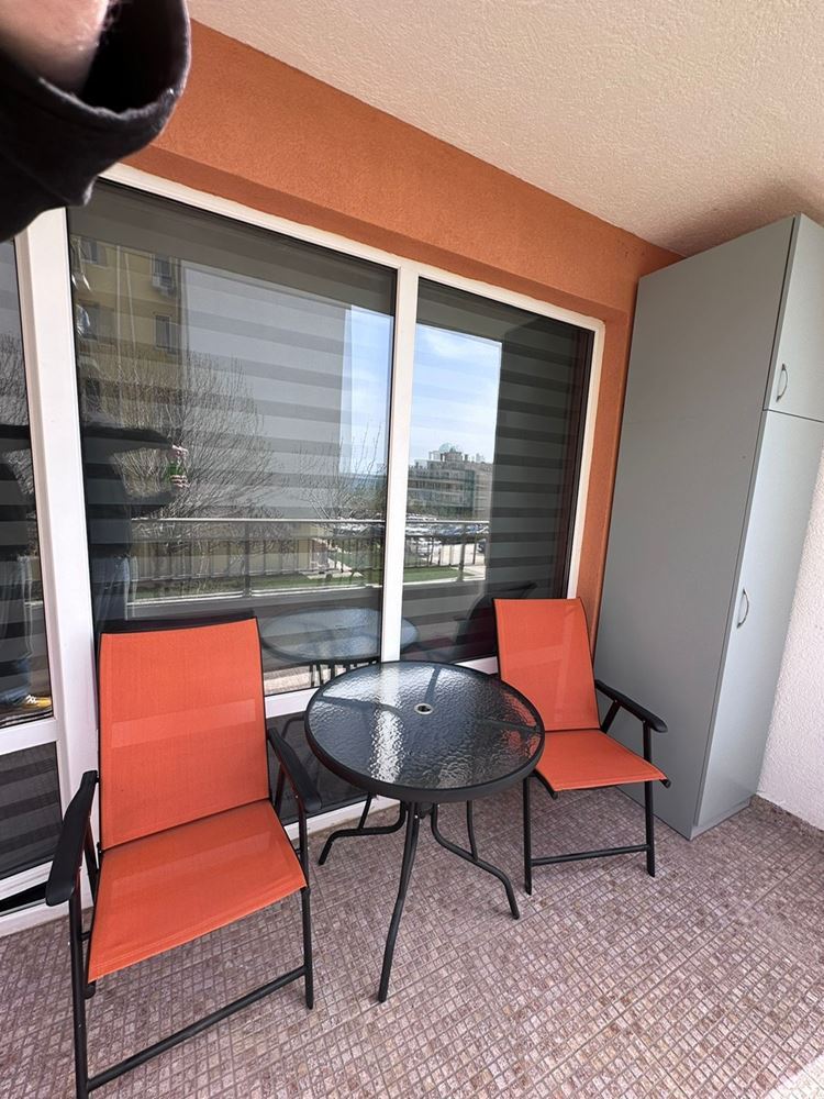 Zwei-Zimmer-Wohnung mit teilweisem Meerblick in Sveti Vlas – möbliert, nach Renovierung, in einer luxuriösen geschlossenen Anlage