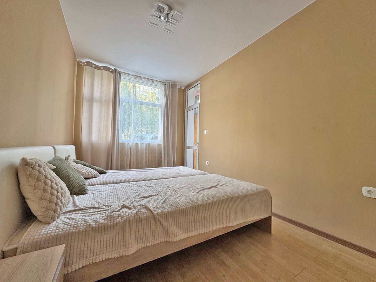 Geräumige Drei-Zimmer-Wohnung mit Poolblick in Sonnenstrand