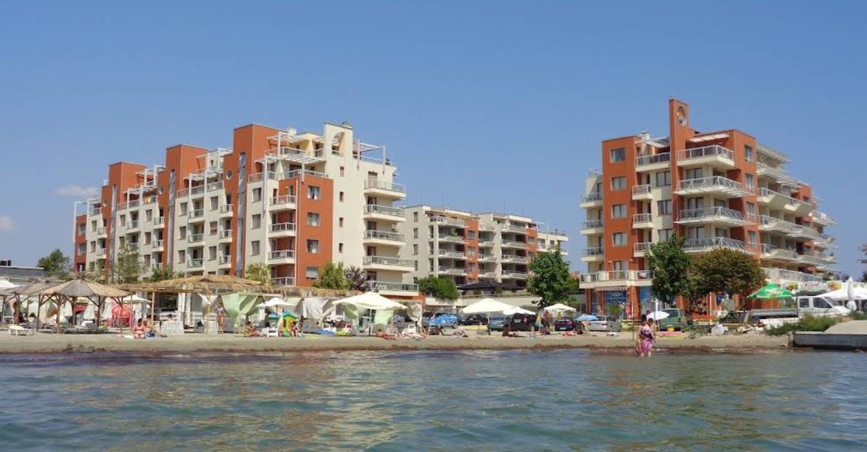 3-Zimmer-Wohnung in erster Linie mit frontalem Meerblick in Pomorie. Mit Tiefgaragenstellplatz!