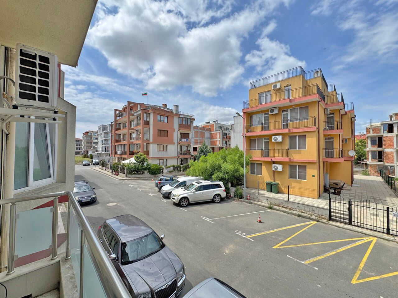 Geräumige Wohnung mit drei Schlafzimmern zum ganzjährigen Wohnen im Stadtviertel Cherno More, Nessebar