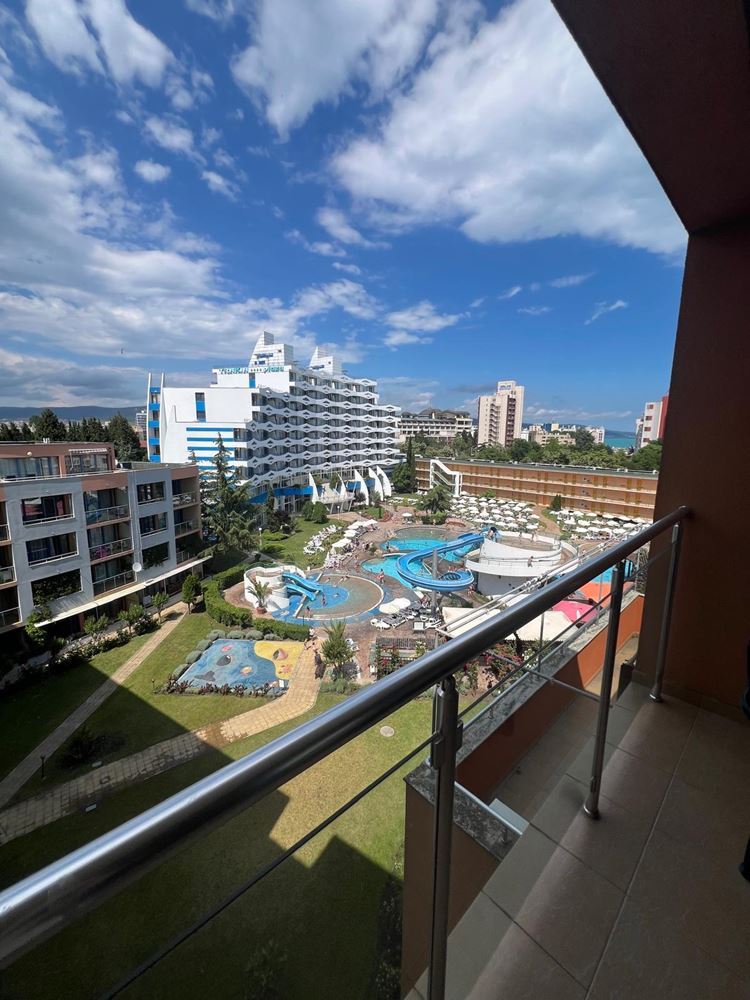 Geräumige Wohnung mit einem Schlafzimmer in Sunny Beach mit Poolblick