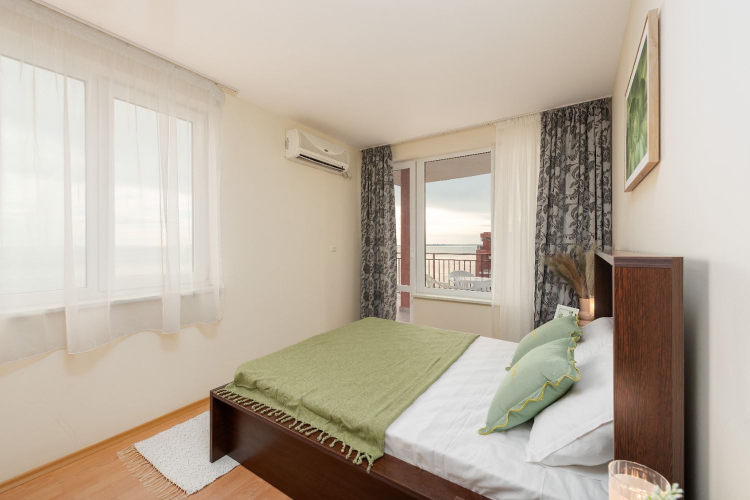 Stilvolles Zwei-Schlafzimmer-Apartment in erster Meereslinie mit direktem Meerblick in Sveti Vlas – Raum, Luxus und vollständige Annehmlichkeiten