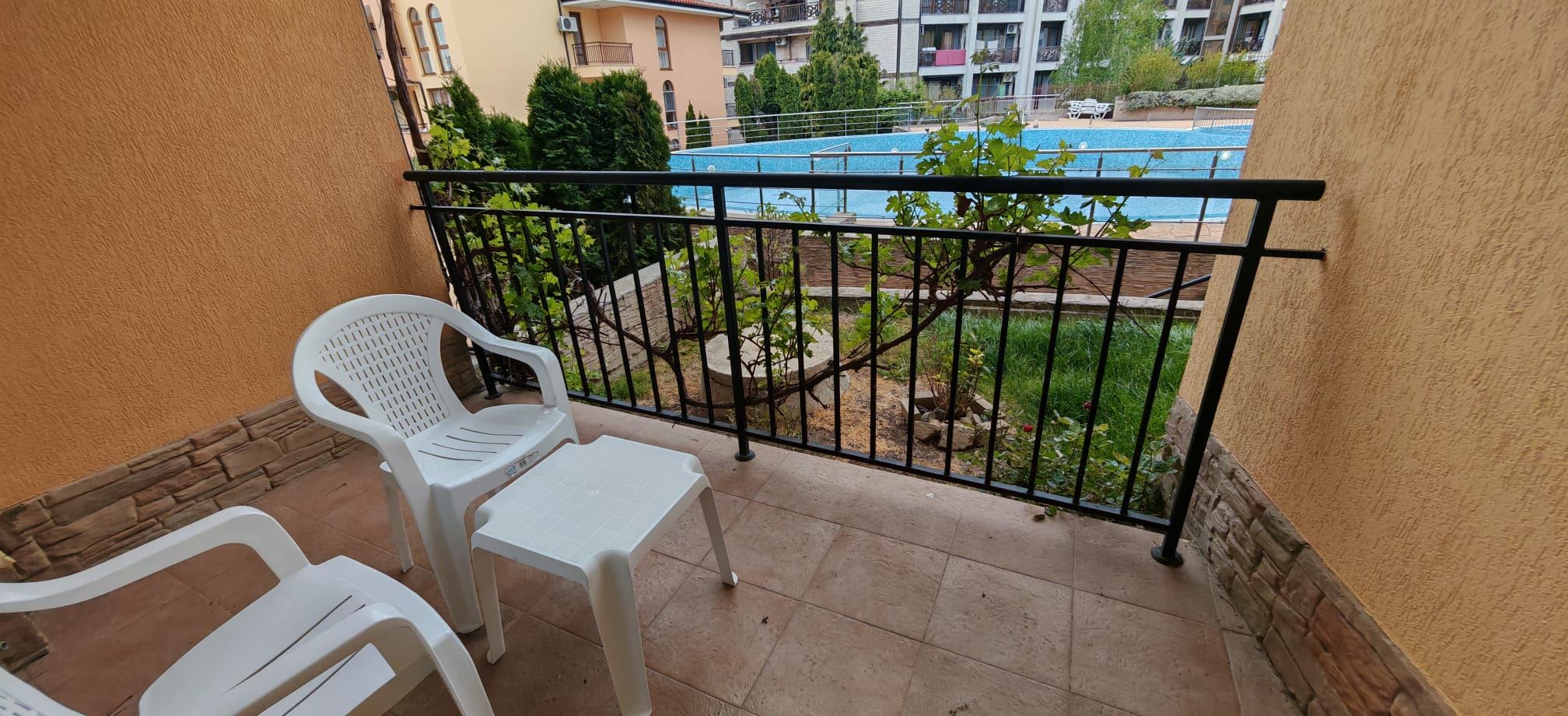 Geräumige Drei-Zimmer-Wohnung mit Blick auf den Pool und hervorragenden Annehmlichkeiten in der Anlage