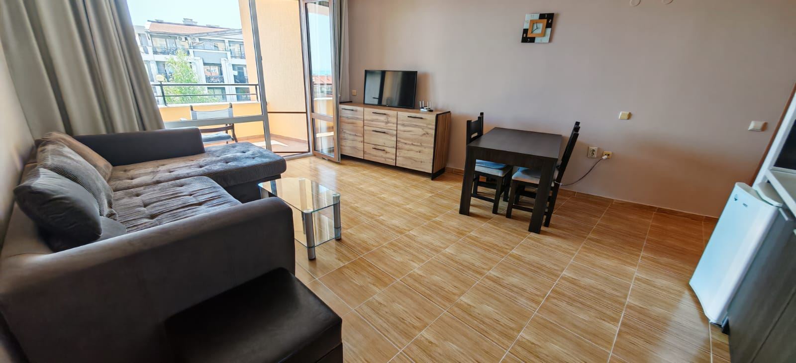 Drei-Zimmer-Wohnung 200 m vom Meer entfernt in Sveti Vlas mit zwei Terrassen und teilweise Meerblick