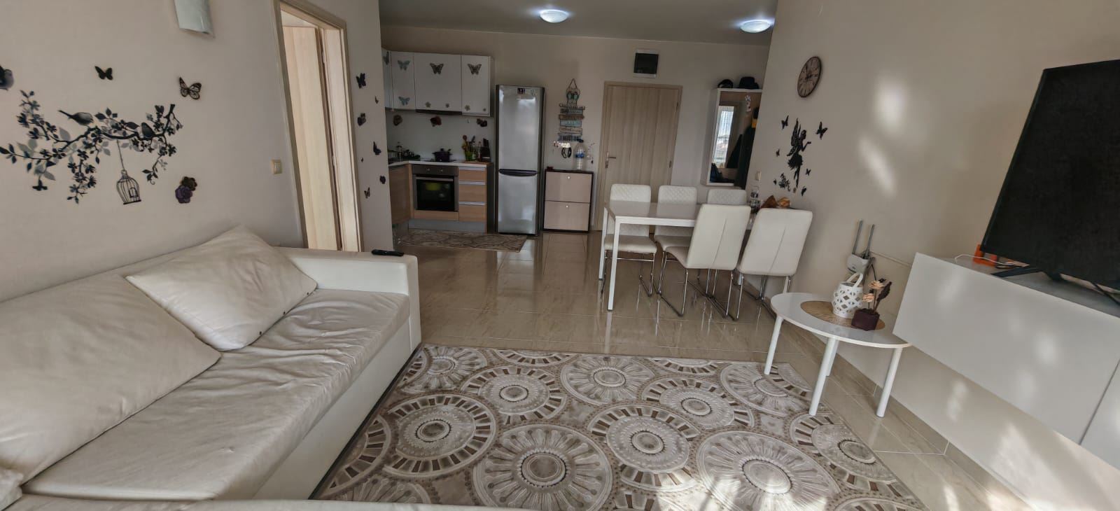Drei-Zimmer-Wohnung mit Blick auf die Pools und teilweisem Meerblick, 200 Meter vom Strand entfernt in Sveti Vlas