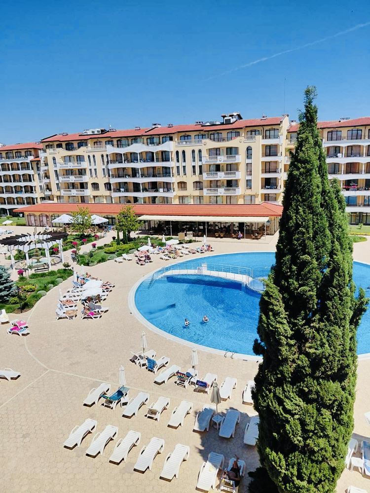 Meereskomfort mit Poolblick – Wohnung mit einem Schlafzimmer in einer prestigeträchtigen Anlage in Sonnenstrand