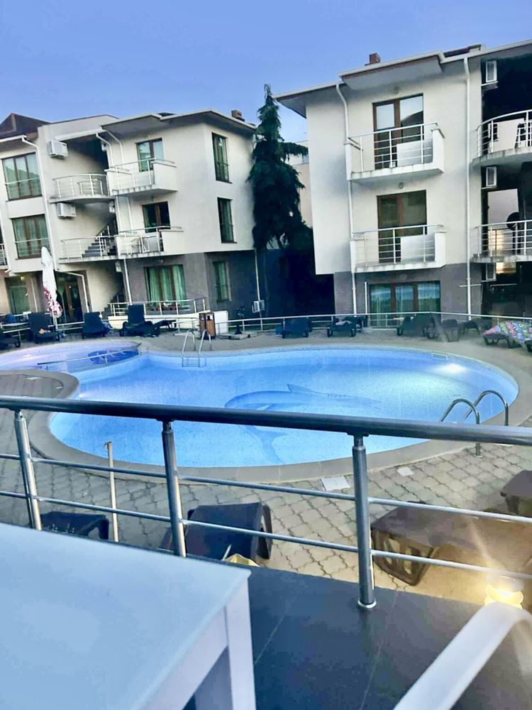Drei-Zimmer-Wohnung mit Blick auf den Pool in Sveti Vlas – Komfort, Stil und hervorragende Lage