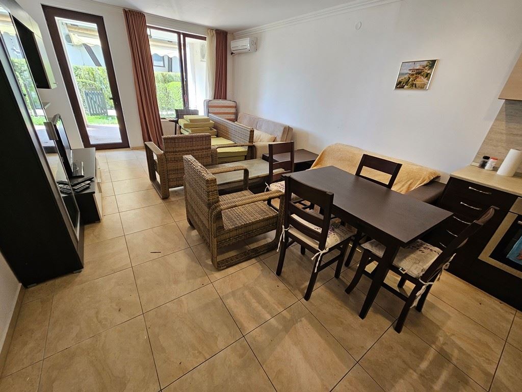 Luxus in erster Meereslinie – stilvolle Wohnung mit Veranda, privatem Garten und Meerblick in Sveti Vlas