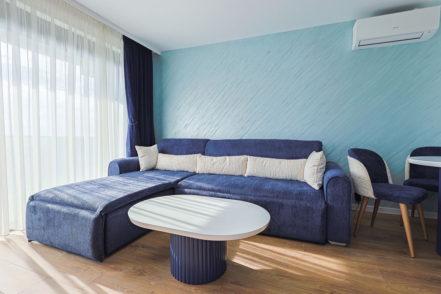 Zweizimmerwohnung mit Meerblick und Designer-Renovierung in einer grünen Anlage in Sonnenstrand