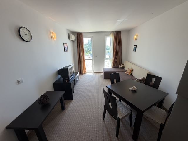 Zwei-Zimmer-Wohnung in erster Reihe am Meer in Sarafovo – Komfort, Stil und Meeresatmosphäre in einer Wohnanlage