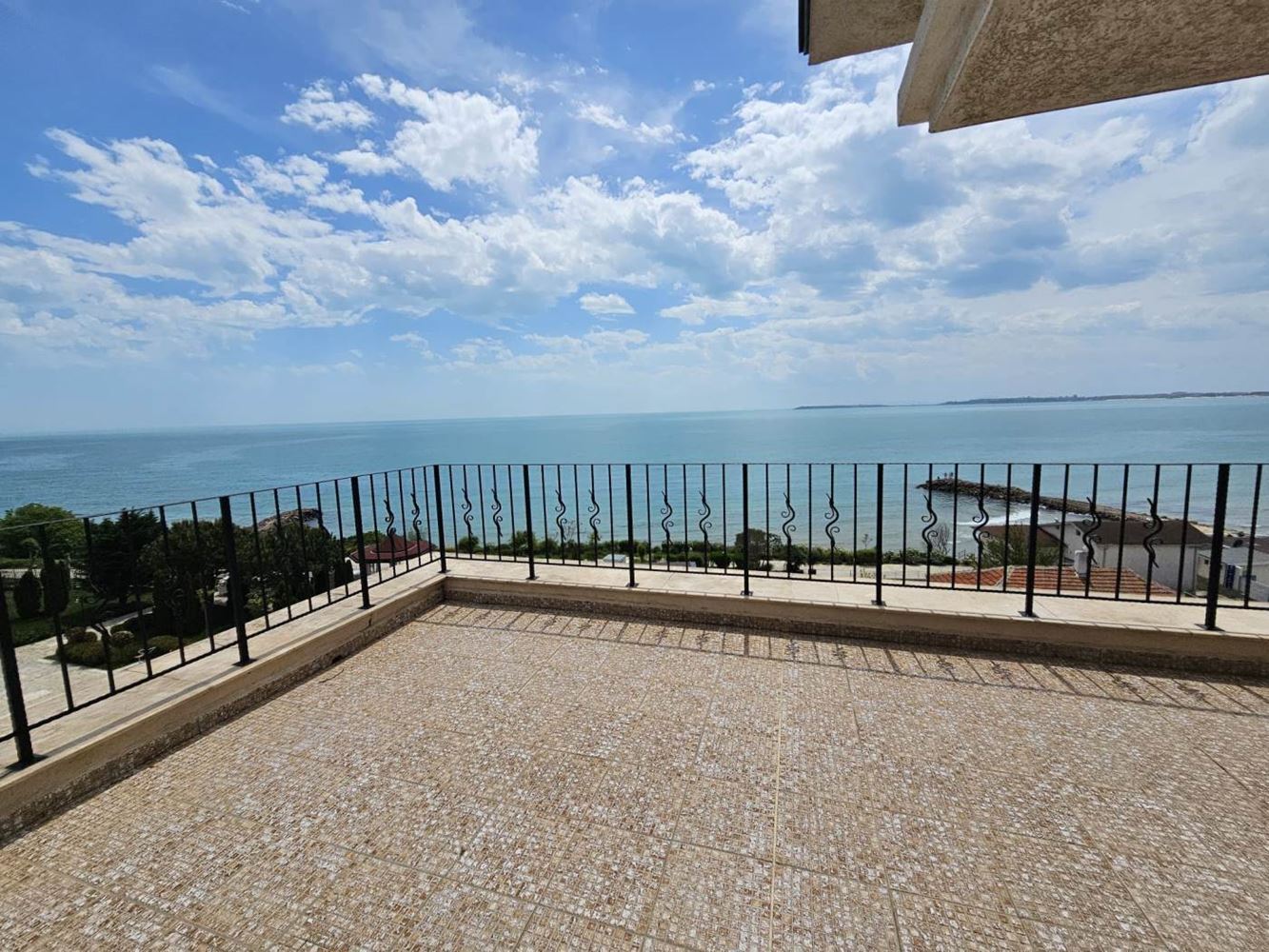 Sveti Vlas – Drei-Zimmer-Wohnung mit direktem Panoramablick auf das Meer in einer Anlage in erster Linie