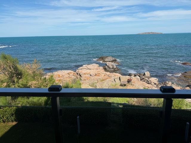 Geräumiges Appartment mit zwei Schlafzimmern in erster Meereslinie mit frontalem Panoramablick auf das Meer