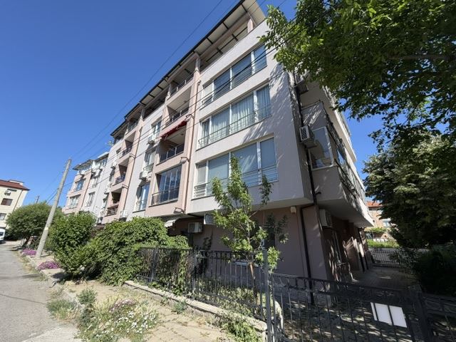 Geräumige Zwei-Zimmer-Wohnung mit Meerblick im Herzen von Sarafowo und der Möglichkeit zum Umbau in eine Drei-Zimmer-Wohnung
