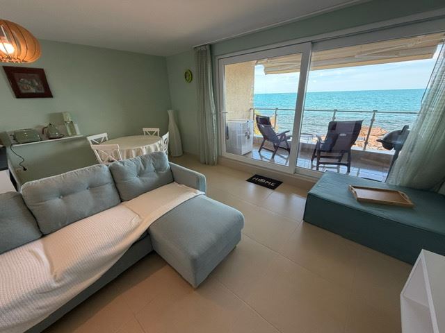 Geräumiges Appartment mit zwei Schlafzimmern in erster Meereslinie mit frontalem Panoramablick auf das Meer