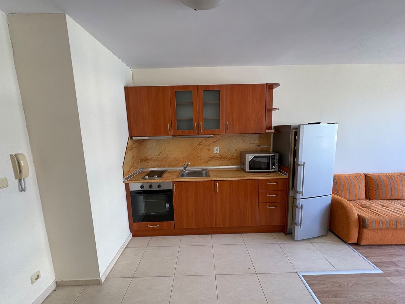 Pomorie 300 m vom Meer entfernt – möblierte Zweizimmerwohnung mit einem Schlafzimmer in einer Wohnanlage mit Swimmingpool