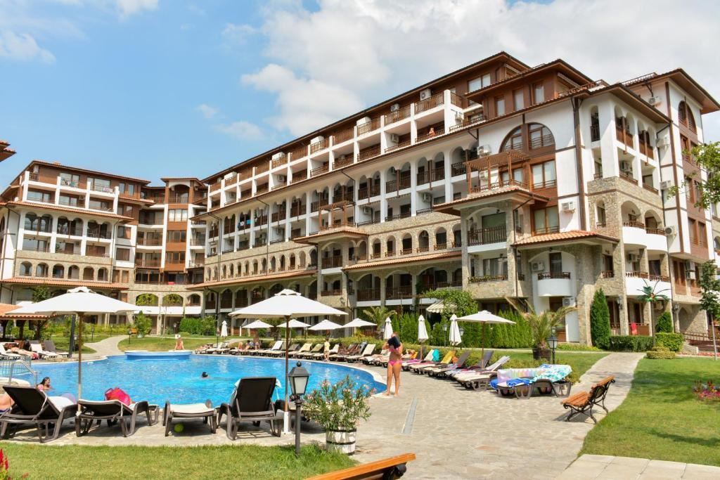 Geräumige Zwei-Zimmer-Wohnung in einem prestigeträchtigen Komplex in Sveti Vlas – 200 Meter vom Meer entfernt